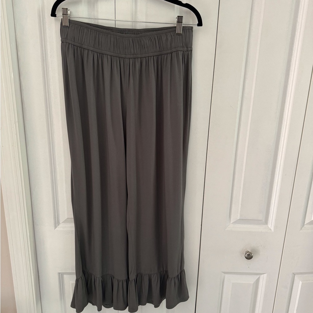 Wide legged ankle pants with ruffle at bottom hem